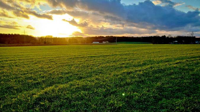 Die Tochter reitet, der Papa läuft in den Sonnenuntergang