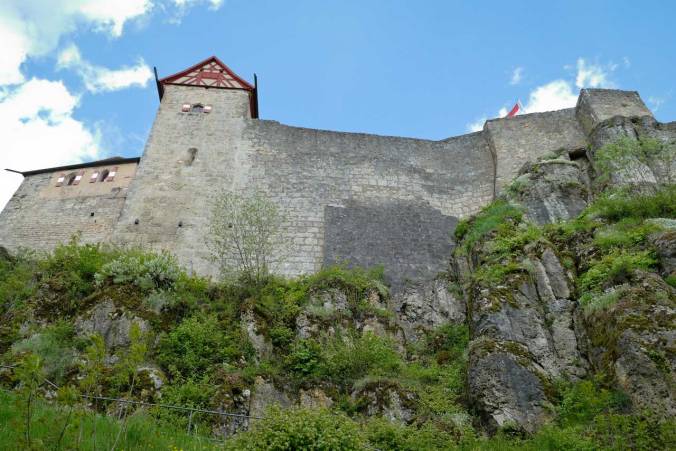 Die Burgmauern von unten betrachtet