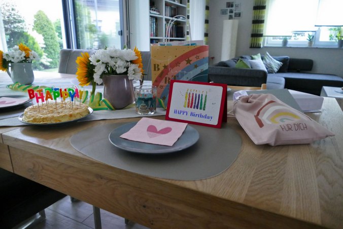 Der volle Geburtstagstisch (ohne Fahrrad)