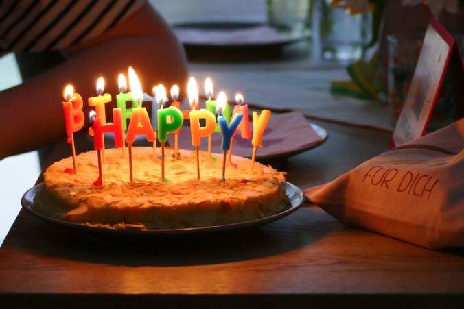 Geburtstagskuchen am frühen Morgen