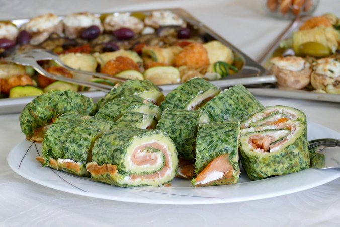 Selbstgemachte Lachsröllchen