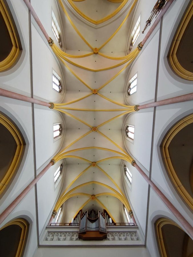 Der neugotische Kirchenbau von innen