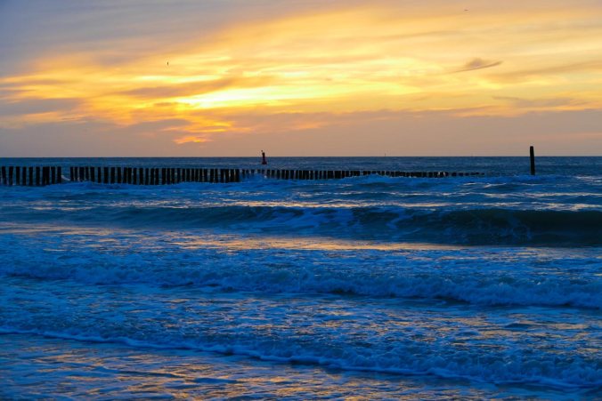 Die Spiegelung der untergehenden Sonne im aufgewühlten Meer war herrlich
