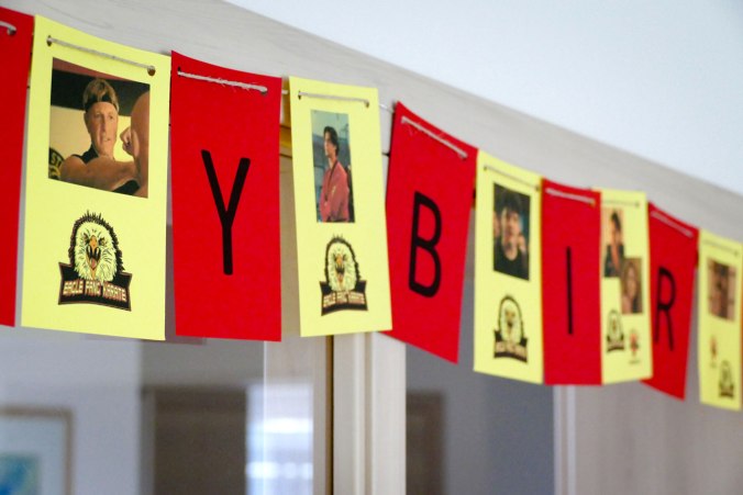 Die selbstgebastelte "Cobra Kai"-Girlande des Zwergofanten