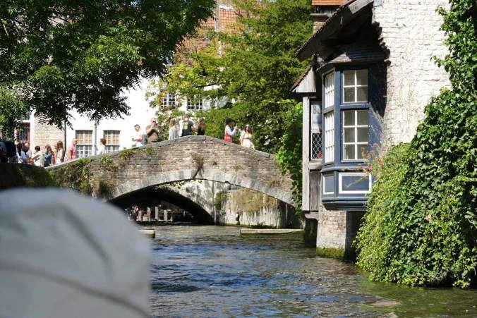 Eine der historischen Steinbrücken über den Brügger Grachten