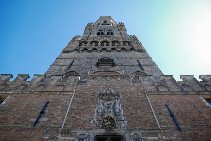 Der Brügger Belfried bzw. Belfort dramatisch von unten