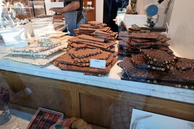 Jedes zweite Geschäft bietet Schokolade und Belgische Pralinen in Hülle und Fülle an
