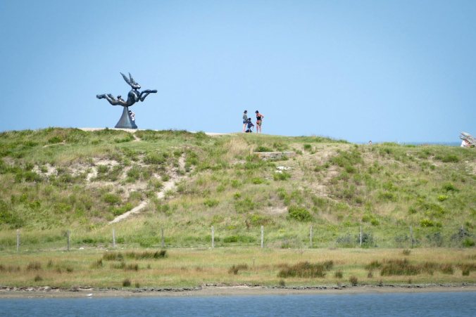 Eine Hasenskulptur auf dem Deich