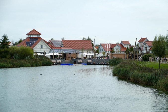 Das Zentrum des Parks mit Bühne, Lokal und Supermarkt