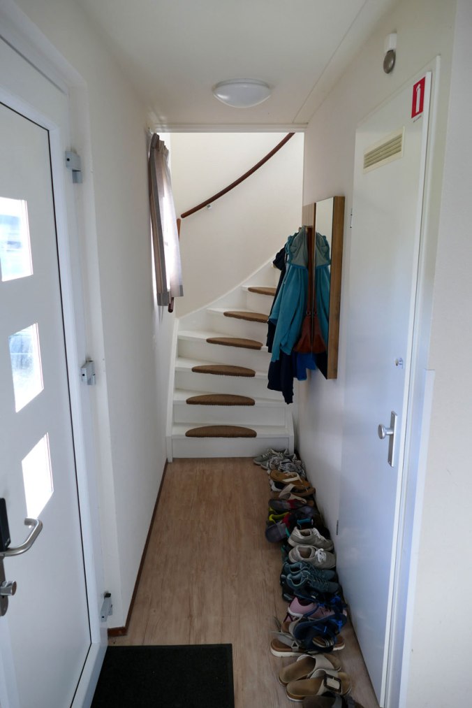 Der Flur mit unzähligen Schuhen