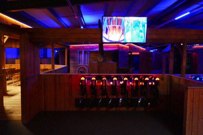 ...mit Lasertag-Ladestationen davor