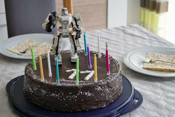 Der Baumkuchen der Schwägerin kommt mit waffenstarrender Unterstützung