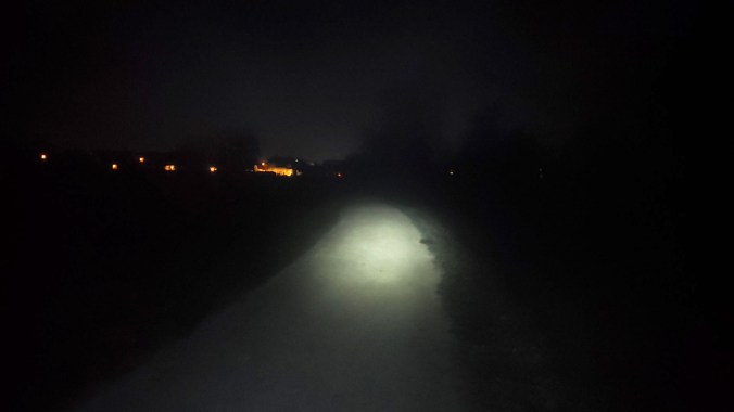 Lauf durch den nächtlichen Nebel