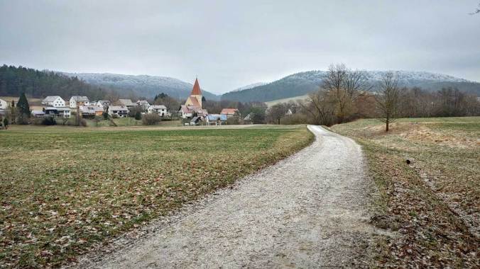 Höhenmeter sammeln beim Traillauf durch den frostigen Wald