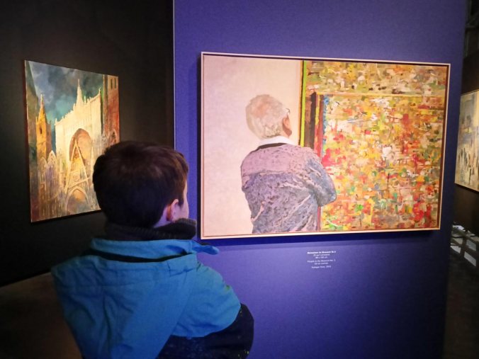 Der Zwergofant betrachtet Kunst, die Kunst betrachtet