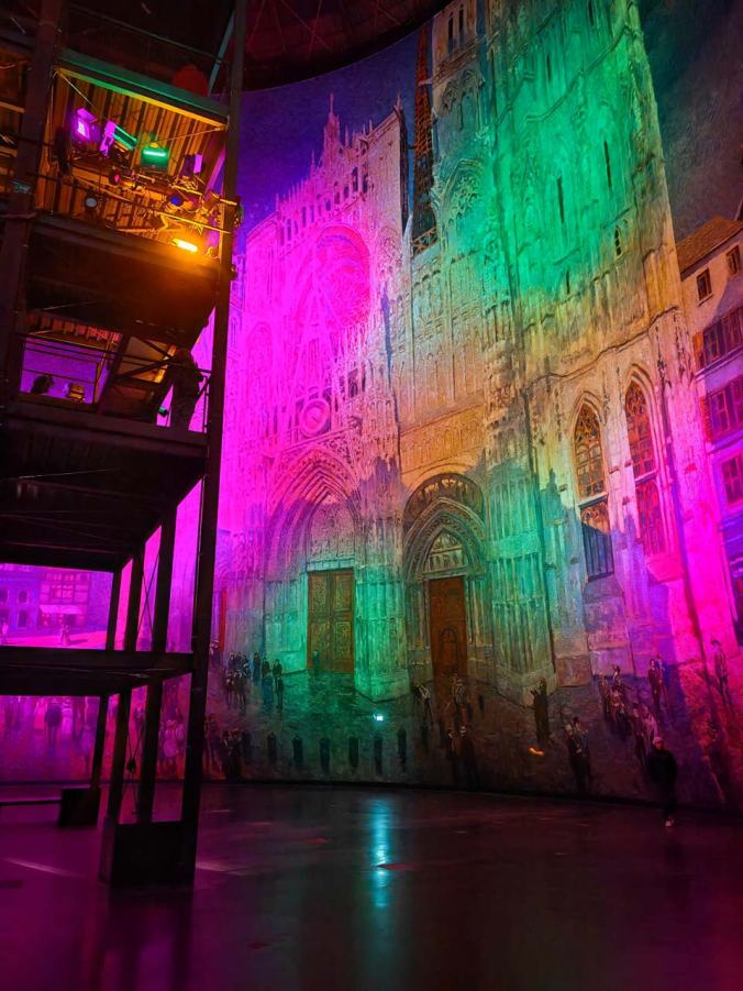 Ein Teil der Aussichtsplattform und ein Teil des 360-Grad-Kunstwerks