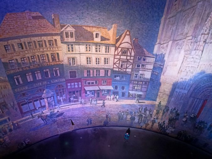 Der Zwergofant als Größenvergleich zum 360-Grad-Kunstwerk