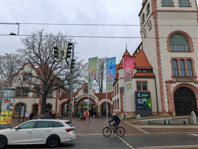 Der Eingang zum Leipziger Zoo, der mitten in der Stadt liegt