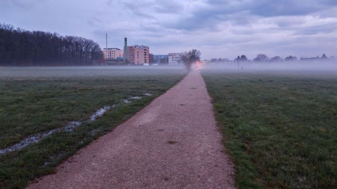 Bewusst langsam der Erkältung durch den Nebel davonlaufen