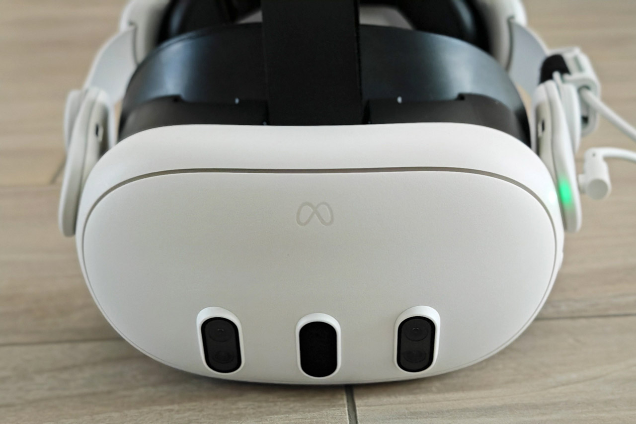 Die Meta Quest 3 mit ihren Kameras und Sensoren von vorne