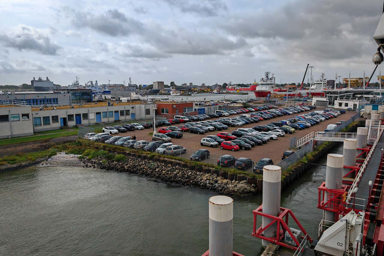 Ein Blick zurück auf die Hafenanlage