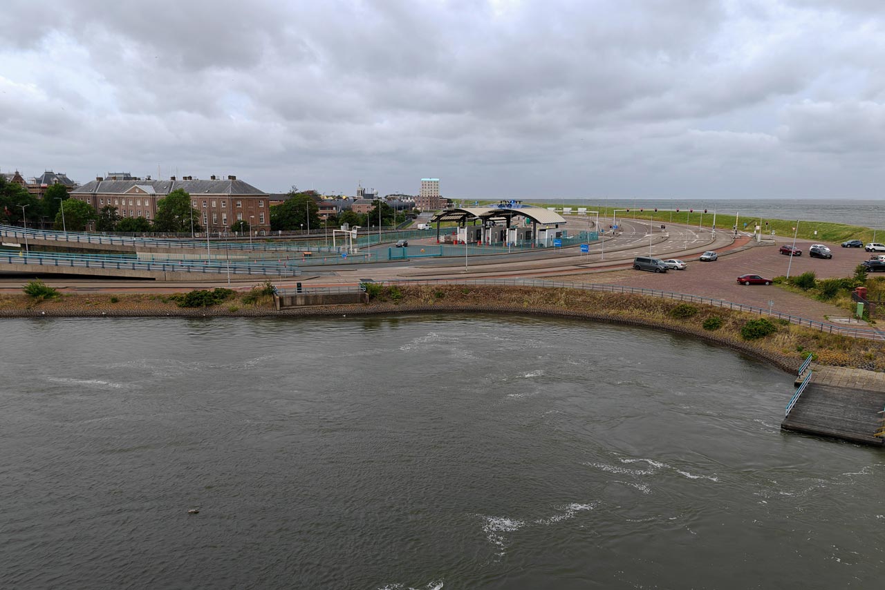 Der Fährhafen von Den Helder (im Hintergrund sieht man das Marinemuseum)