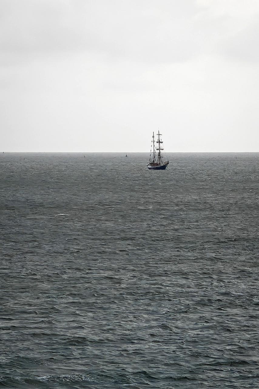 Ein Segelschiff zwischen Texel und Den Helder