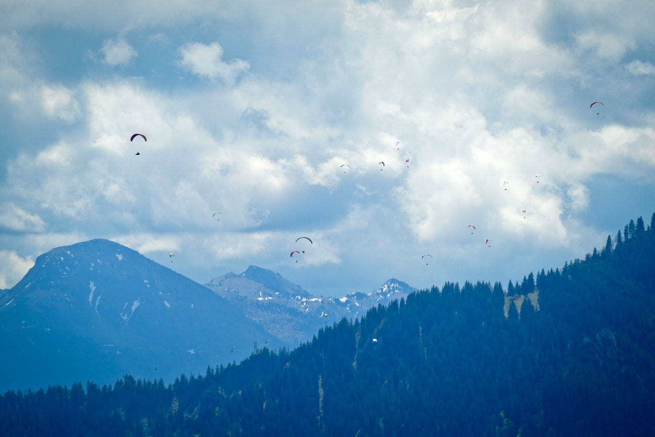 Wie viele Paraglider zählt ihr auf dem Bild?