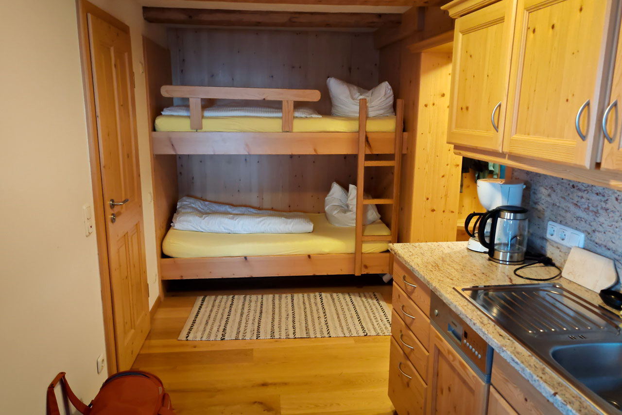 Das Stockbett der Kinder samt Küchenzeile im Vordergrund