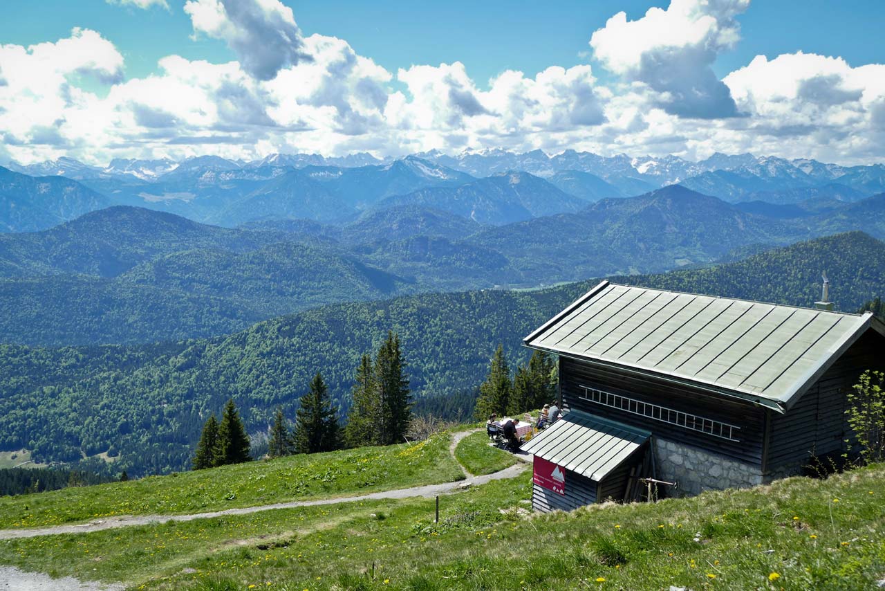 Eine Berghütte vor beeindruckendem Panorama