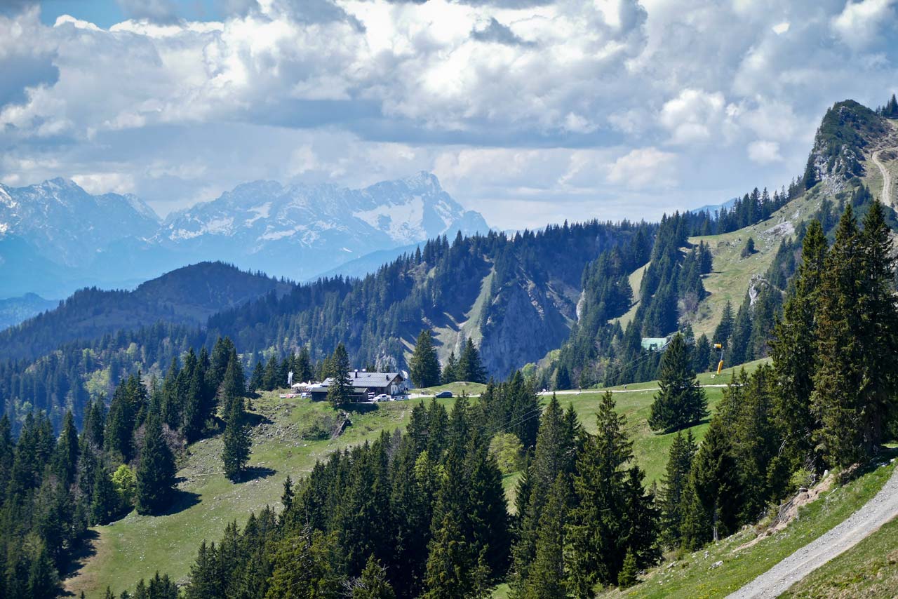 Am Horizont kratzt die Zugspitze an den Wolken