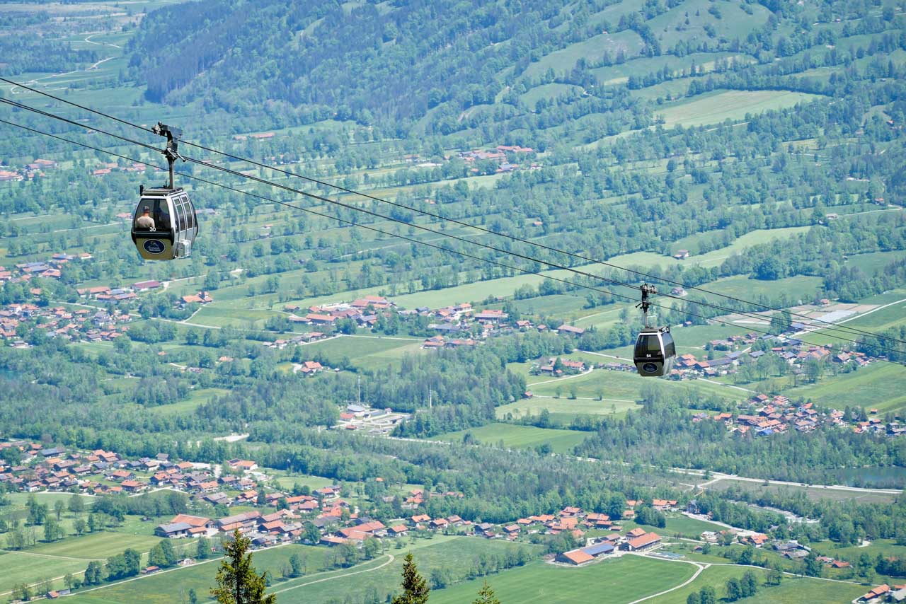 Die Gondelbahn schwebt hoch über dem Berg