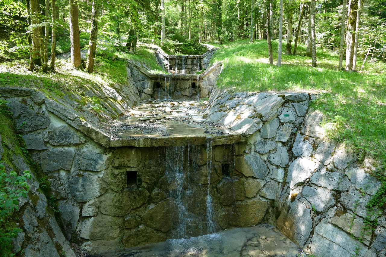 Eine künstlich angelegte Wasserableitung