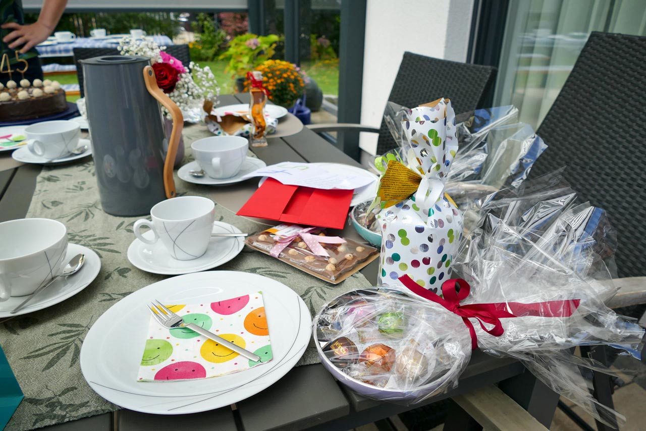 Geschenkeauspacken vor dem Kaffeetrinken