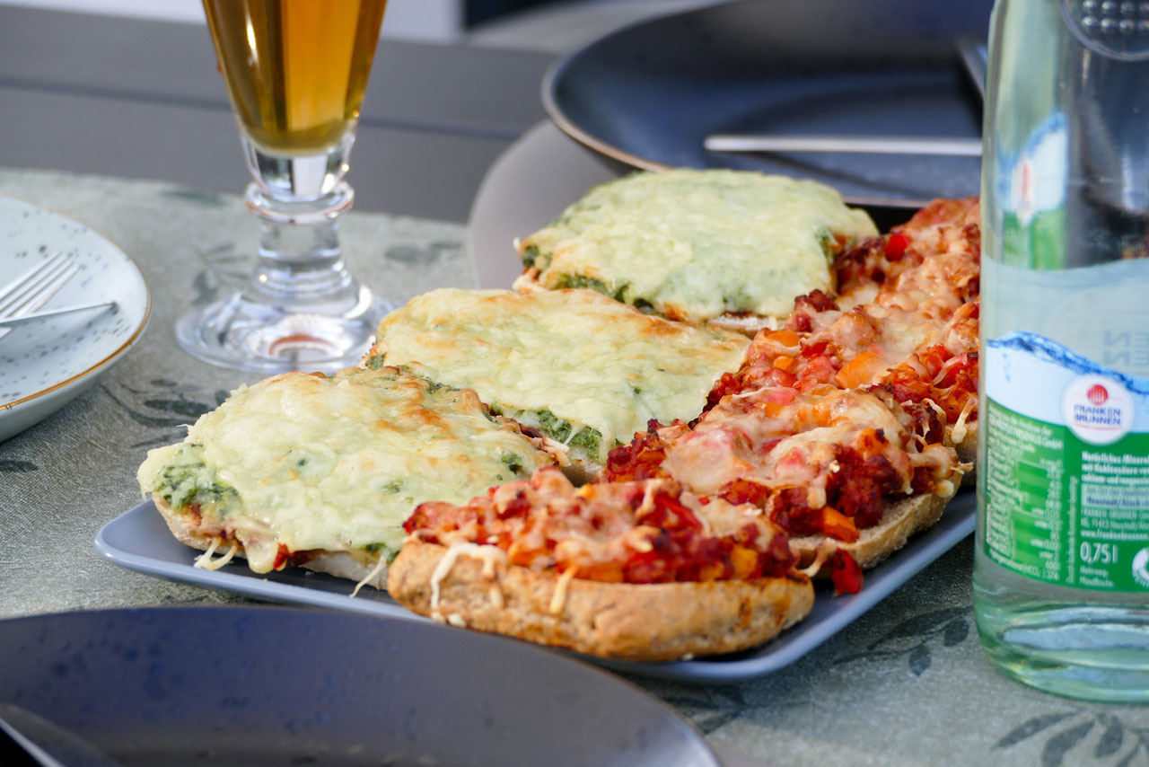 60 Pizzabrötchenhälften wurden von 19 Personen vernichtet