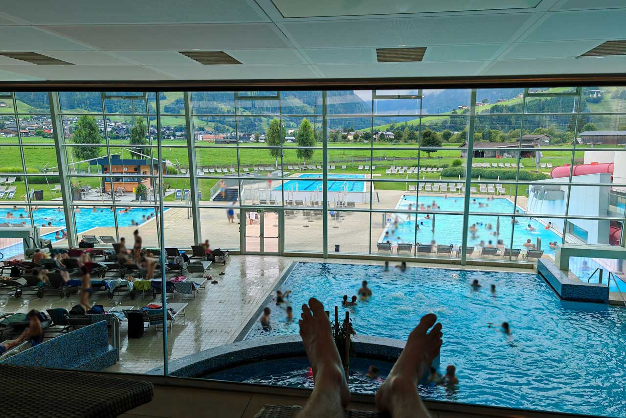 Der imposante Ausblick auf den Innen- und Außenbereich des TAUERN SPAs