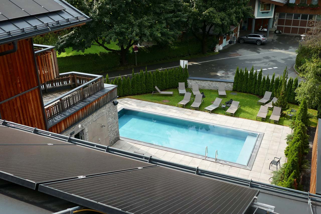 Der Blick vom begehbaren Dach auf den Hotelpool