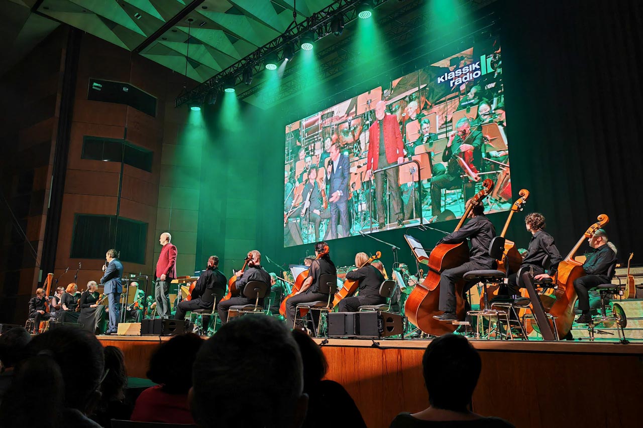 Zwischenmoderation von Thomas Orner und Dirigent Pete Harrison