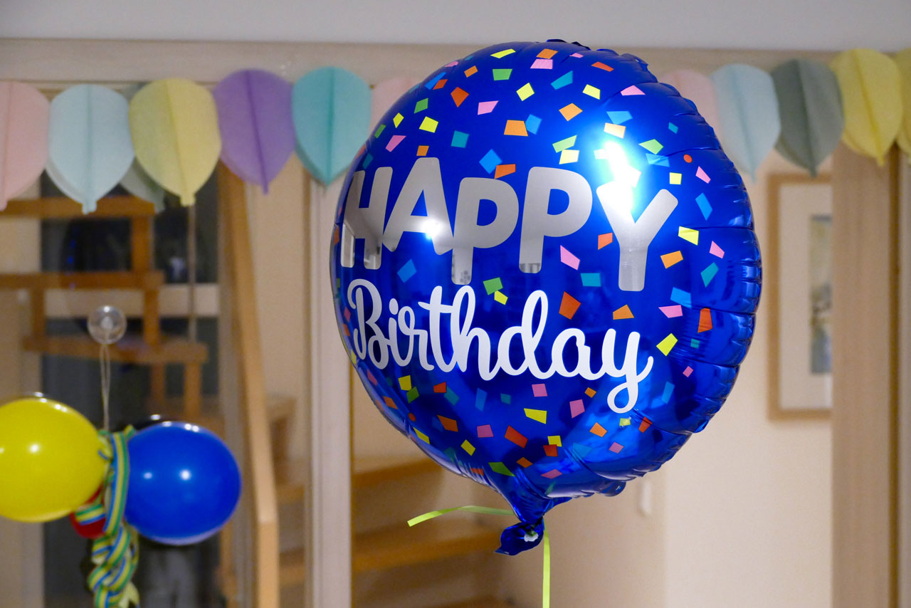 Auch als Teenager kann man sich noch über ein geschmücktes Wohnzimmer freuen