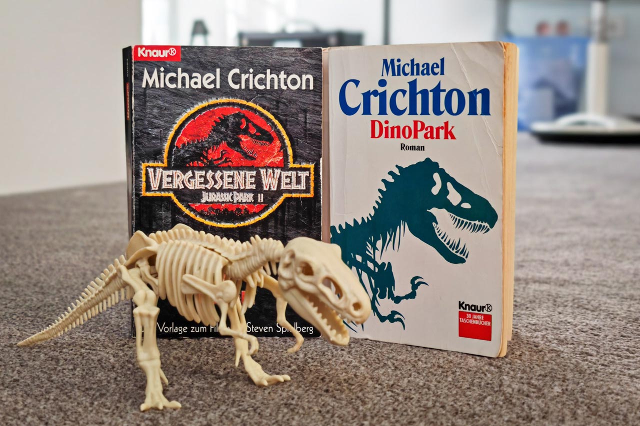 Die zwei "Jurassic Park"-Bücher und ein Dino-Skelett