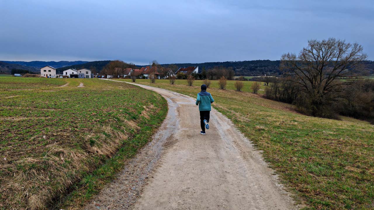 Heute wieder kalt und grau, dafür in bester Begleitung zu den 59 km diese Woche