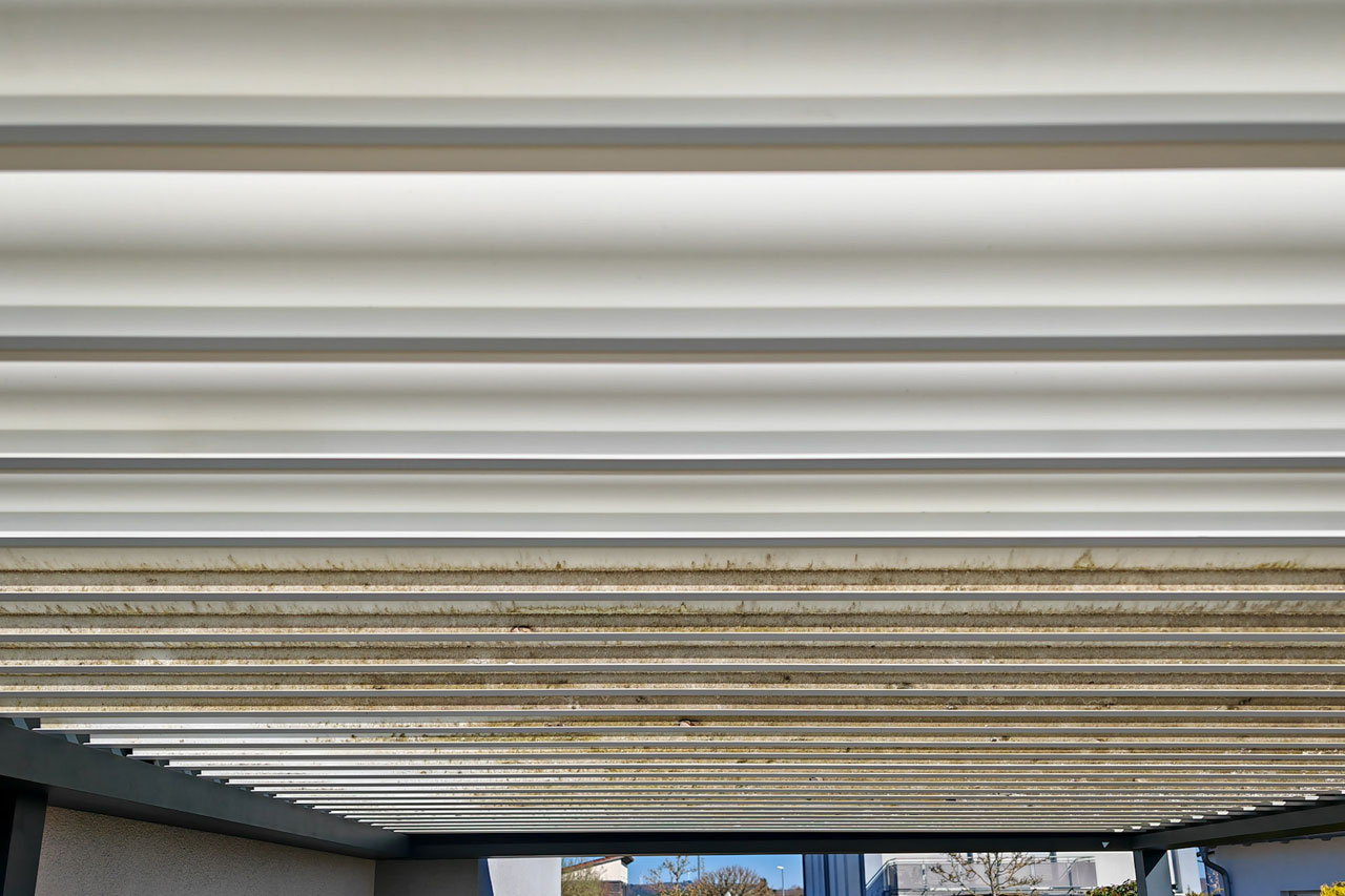 Unsere Pergola mit teils sauberen und teils dreckigen Lamellen