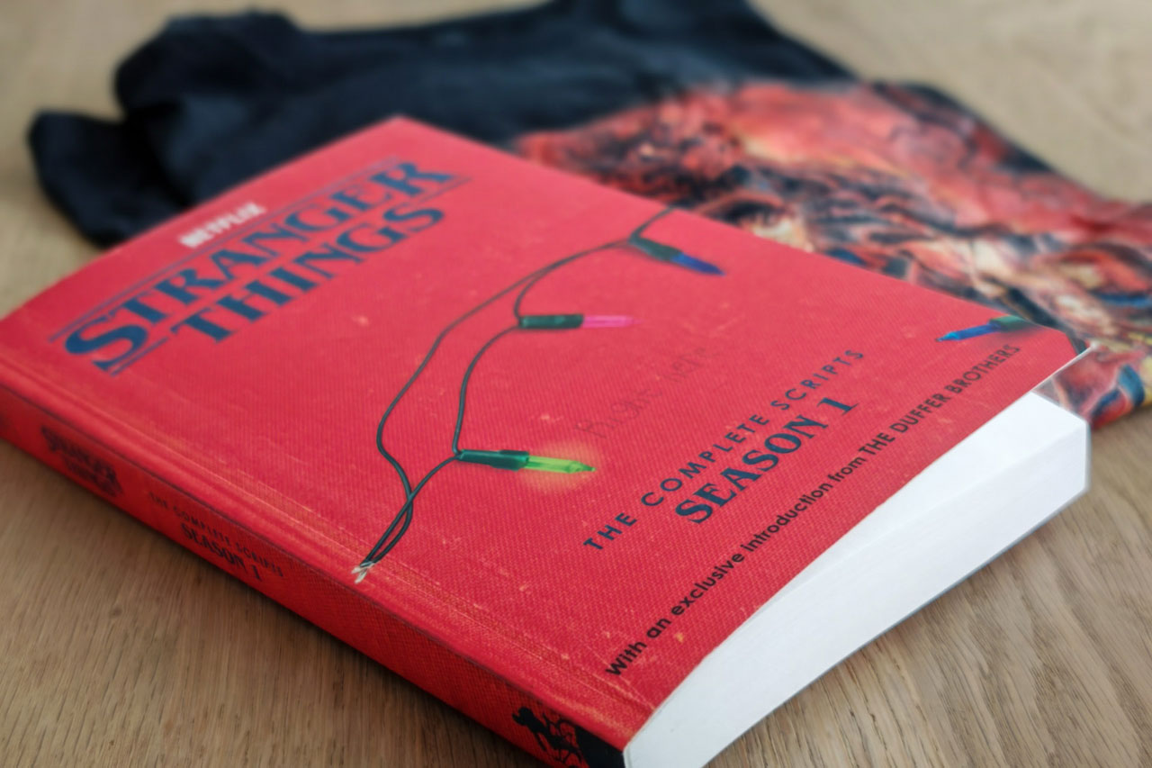 Das Drehbuch zur 1. Staffel und das T-Shirt zur 5. Staffel von "Stranger Things"