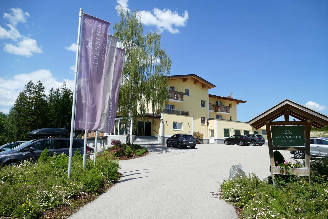 Der Blick auf unser Hotel "Der Alpenblick" im Alpendorf bei St. Johann im Pongau