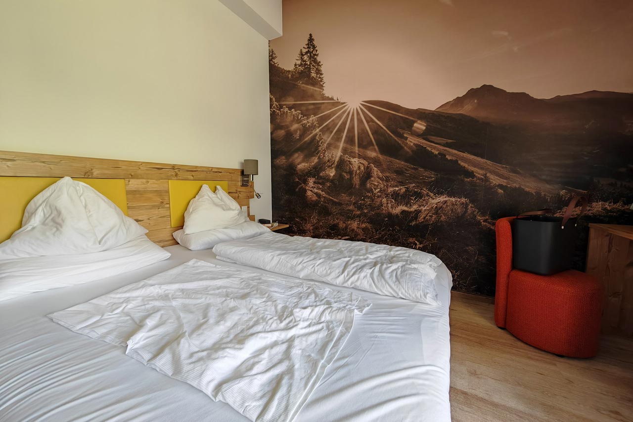 Das elterliche Schlafzimmer war zweckmäßig...