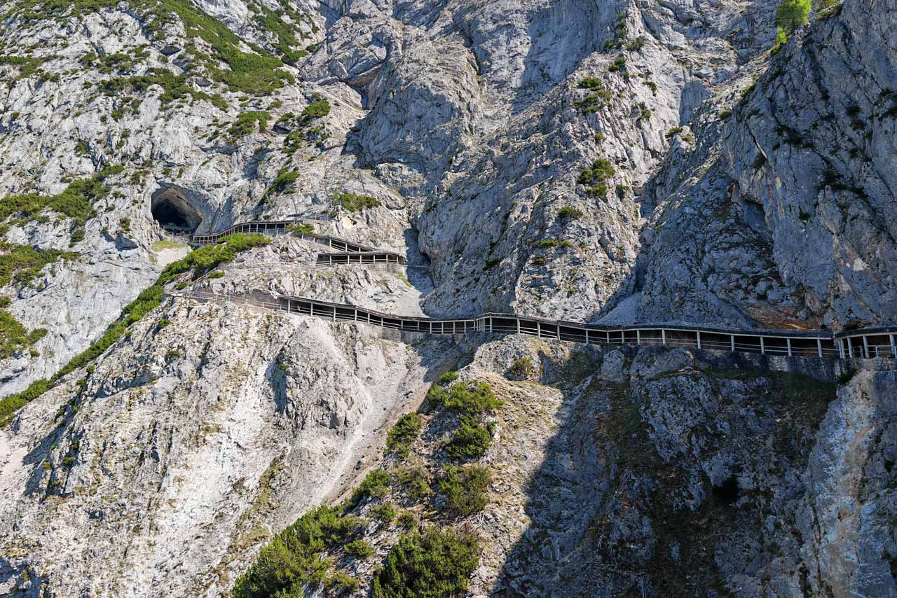Der lange Weg durch Höhlengänge in die Eisriesenwelt