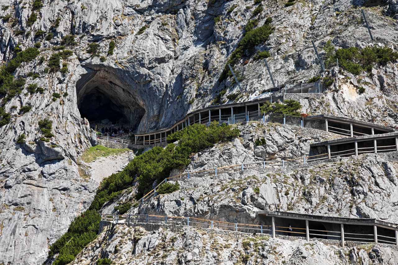Die imposante Höhle führt in die Eisriesenwelt