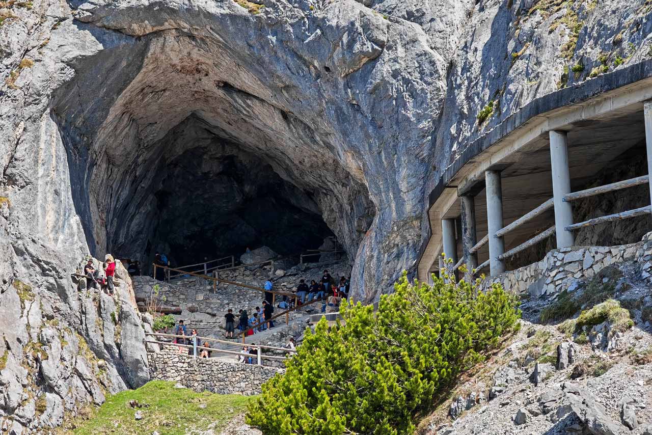 Die große Einstiegshöhle zur Eisriesenwelt