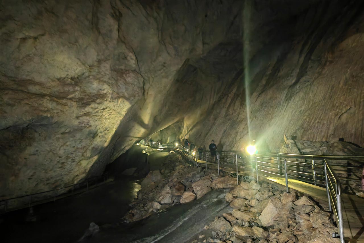 Ein Einblick, wie die Wege durch die Höhle ausgebaut sind