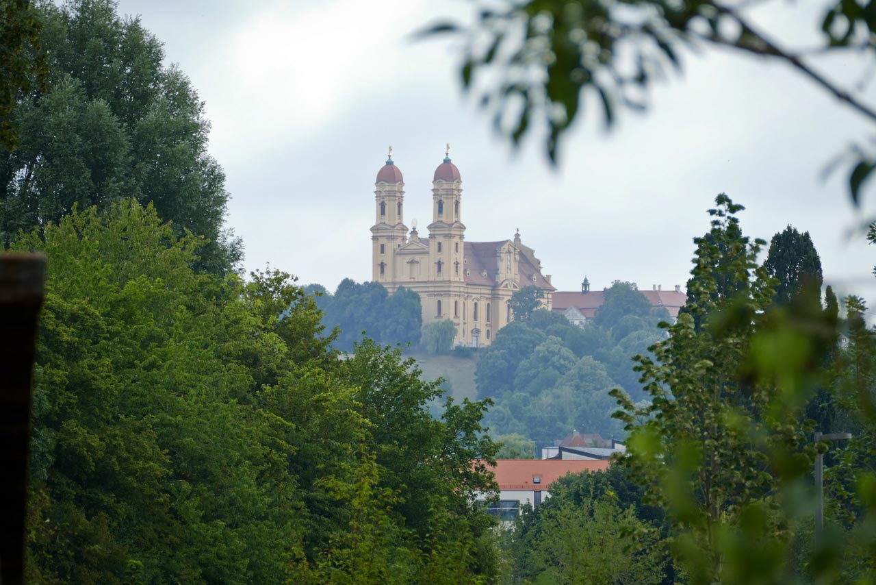 Ein Blick auf die Schönenbergkirche über Ellwangen